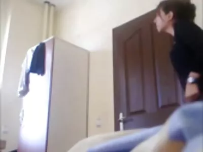 Милф и тийнейджър и двамата се чука от шипа в безплатно секс клипове тройка