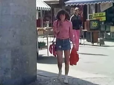 Развълнуван мъж задоволява добре изглеждащата блондинка в различни пози секс на клип