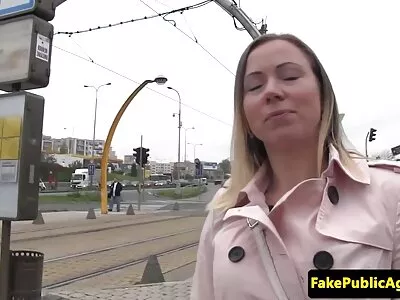 Макензи Мос има нуди клипове хитра атака и се прецаква, за да има пари