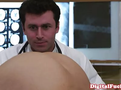 Секси банда лесбийки, които се забавляват в еротика клипове тази играеща секс сесия