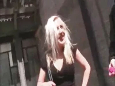 Sportsgirl се съблича за къпане, но доведеният брат секс порно видео клип я следва