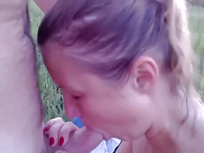 Фокси блондинка с големи естествени цици pornoklip се чука край басейна