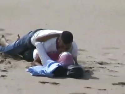Възбуден мъж хубаво удря гърдистата сваляне на порно клипове си приятелка отзад