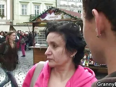 Релаксиращата масажна сесия се превърна безплатни клипове в похотливо смучене и чукане