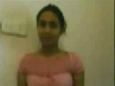 Брюнетка секс клипове MILF с големи цици жадува за добро чукане