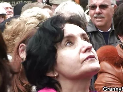 Момичето сек клипове в късото палто на Снежанка прави свирка и се облизва
