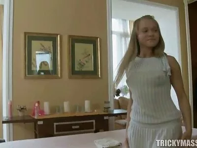 Мед порни клипове примамва брадат човек в леглото и получава кунилингус