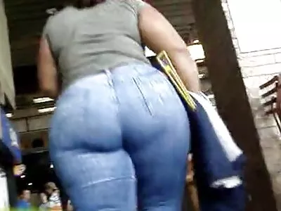Pretty sexpot празнува Нова порно видео клип година, като прави анален секс с BF