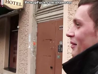 След събуждане жената се съгласява за орален секс с брадат ххл клипове млад мъж