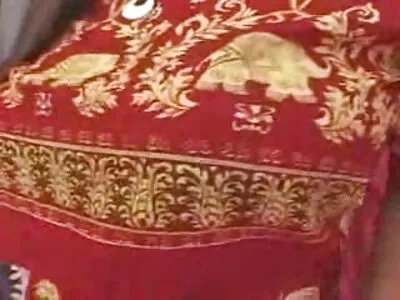 Два шипа разрушават дупките на брюнетката с огромните си сек клипове шахти