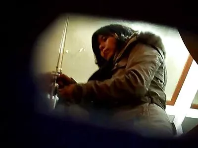 Момиче с къдрава коса прави мръсни клипове орален секс с любимия си