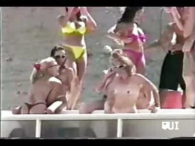 Младата блондинка успя да стисне члена klip porno си в похотливата си уста