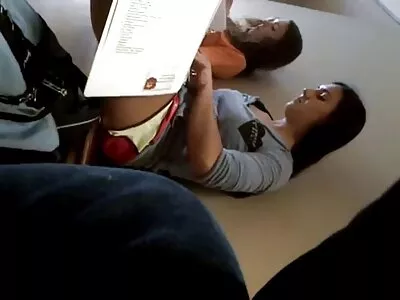 Разкошна брюнетка сваля сексито си черно бельо pornoklip