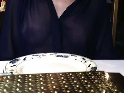 Сладката и руса pornoklip мащеха примамват нейната приятелка в нежна тройка