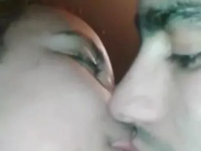 Унгарската мадама клипове с лесбийки решава да позира за художник