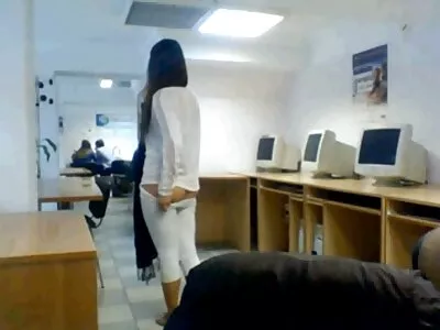 Млада двойка прекарва прно клипове уикенда, като прави анален секс в хола