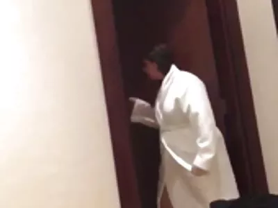 Скромната азиатска сладурана е приятно почернена в кухнята нуди клипове