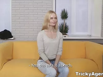 Горещата MILF с естествени пъпеши използва дилдо преди смучене на видео секс клипове хуй