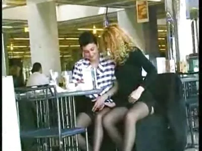 Брюнетка с котешки сек клипове уши, яхнал мъжкия хуй